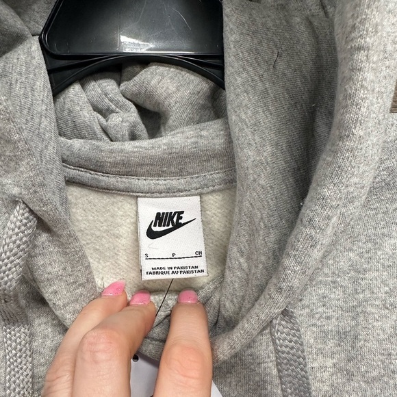 Nike Club Fleece Classic Gray Hoodie with Multicolor Logo Mens Size Small NWT - Picture 5 of 7